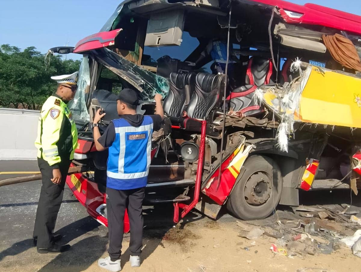 Ngebut di Tol, Bus Seruduk Truk: 5 Orang Luka Parah