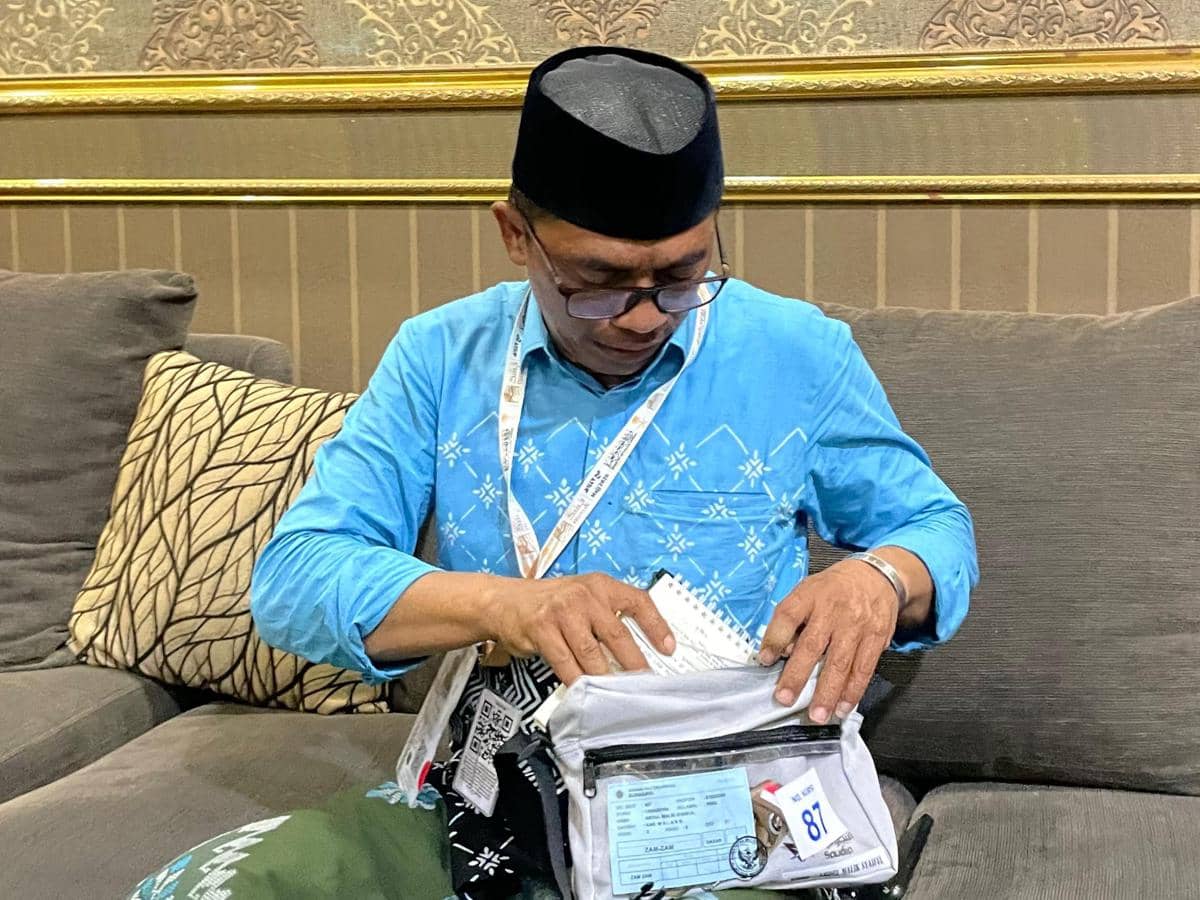 Celengan Kaleng Biskuit Bawa Guru Honorer ke Tanah Suci