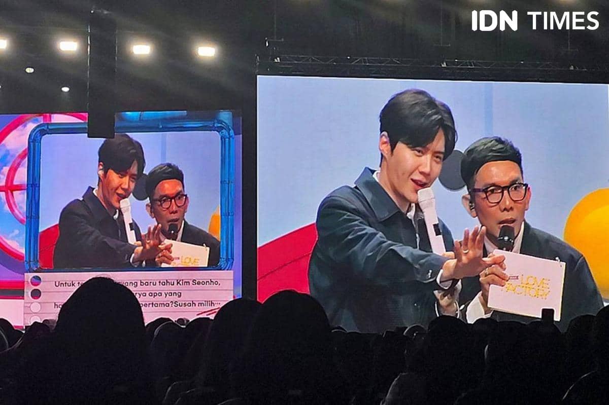 5 Momen Lucu Kim Seon Ho dan Indra Herlambang di Fan Meet Jakarta 2026