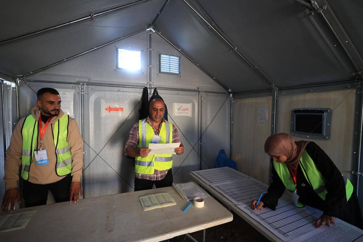 Petugas pemilu Palestina menghitung suara di TPS darurat di Deir el-Balah, di Jalur Gaza tengah (AFP/Eyad Baba)