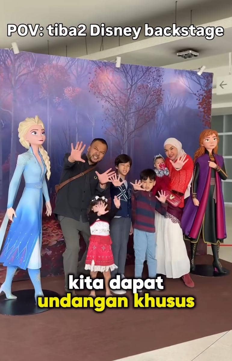 potret seleb ajak anak nonton Disney on Ice 2026