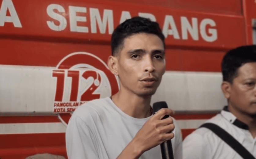 Pelaku bernama Bonefentura Soa alias Fenan (26) datang ke Kantor Damkar Semarang. (Dok. Damkar Kota Semarang)