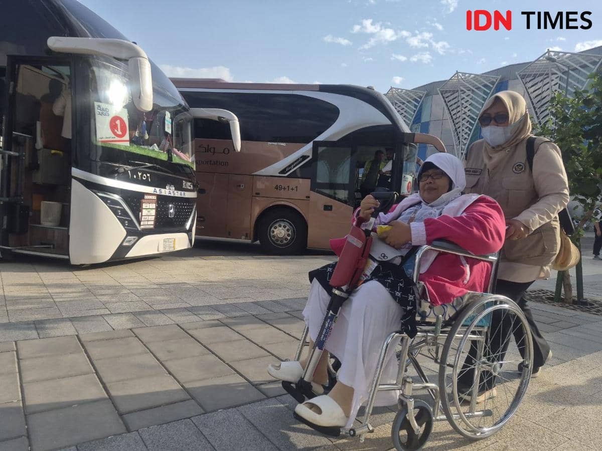 Seorang petugas haji membantu jemaah lansia asal Kota Malang yang baru tiba di Madinah bersama Kloter SUB-12 pada Sabtu, 25 April 2026. Para