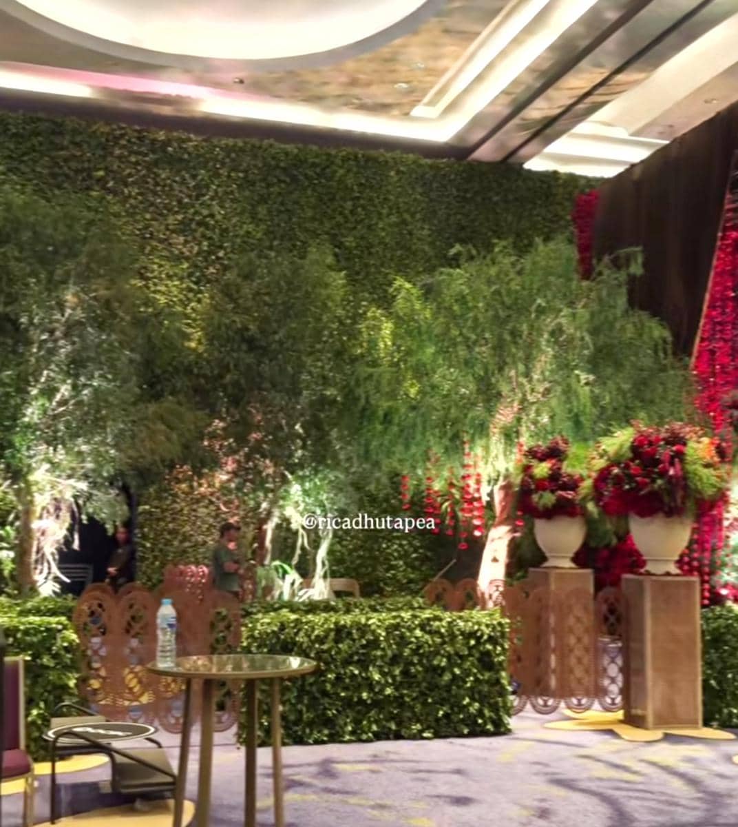 Dekorasi pernikahan El Rumi dan Syifa Hadju