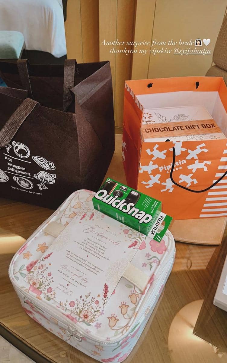 Isi Bridesmaid Kit Akad-Resepsi Syifa Hadju (instagram.com/jovankalexndra)