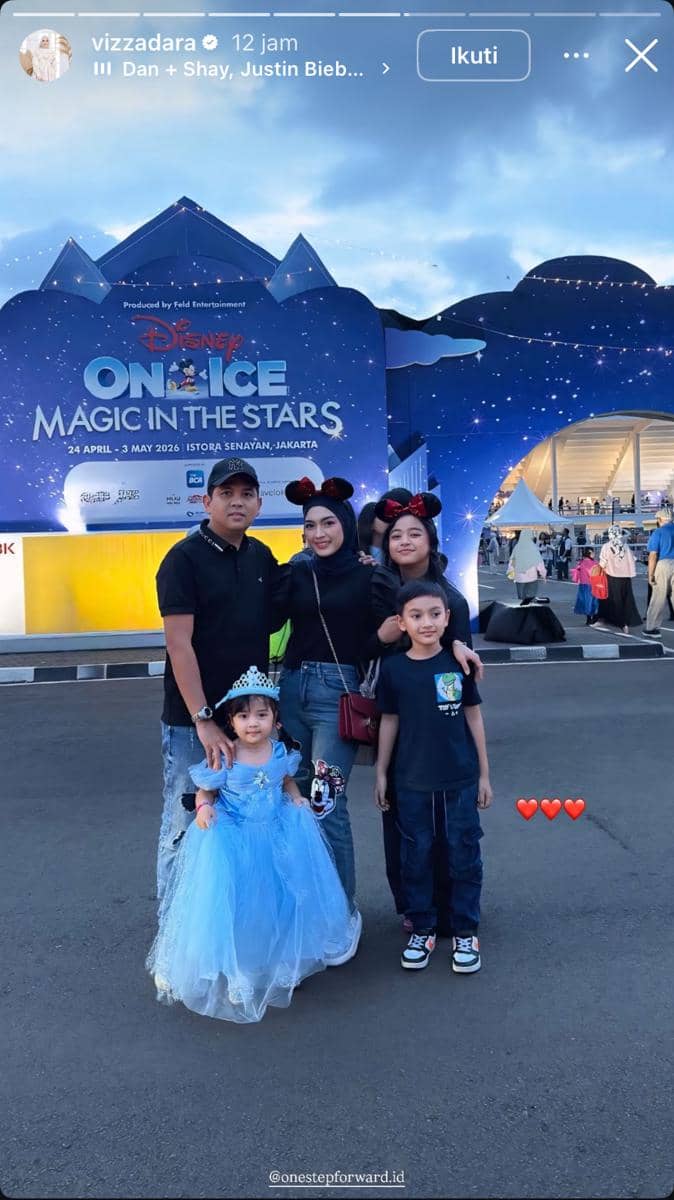 potret seleb ajak anak nonton Disney on Ice 2026