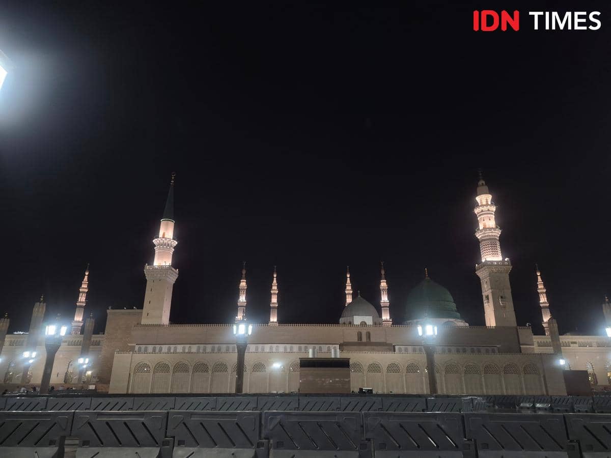 Masjid Nabawi tampak megah dan tenang di malam hari dengan menara bercahaya menjelang puncak kedatangan jemaah haji.
