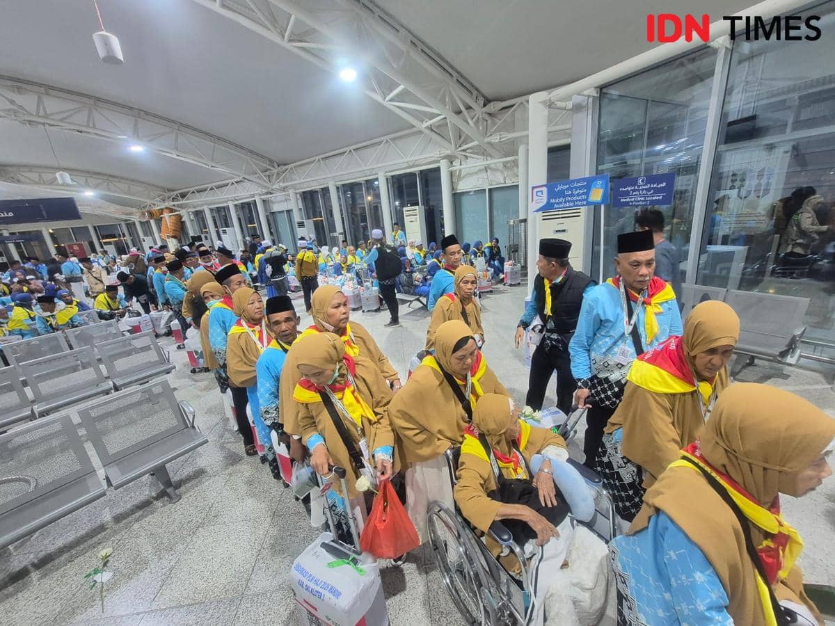 Jemaah haji kloter PLM-3 asal Ogan Komering Ilir mengenakan seragam cokelat dan biru tiba di Bandara Prince Mohammed bin Abdul Aziz, Madinah.