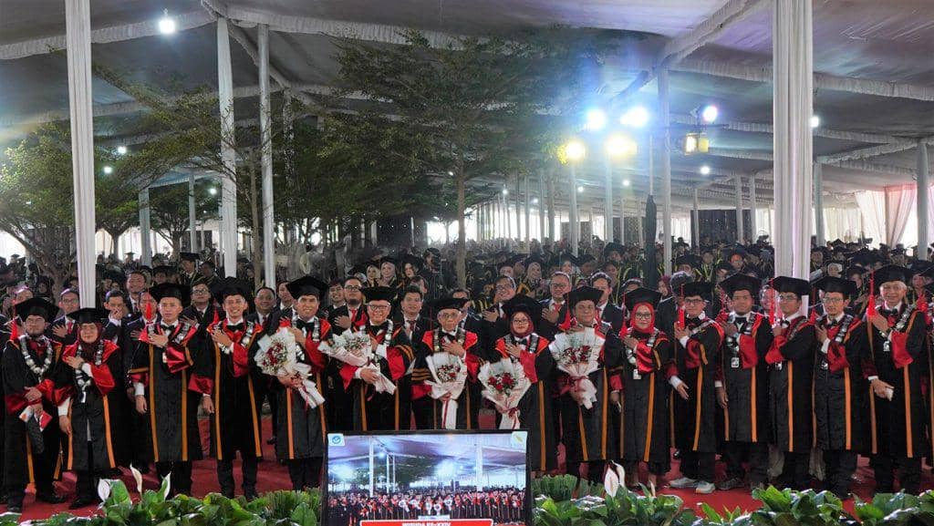 Wisuda Program Sarjana dan Pascasarjana Periode ke-24 Institut Teknologi Sumatera (Itera) pada Sabtu, 25 April 2026, di Pelataran Gedung OZT
