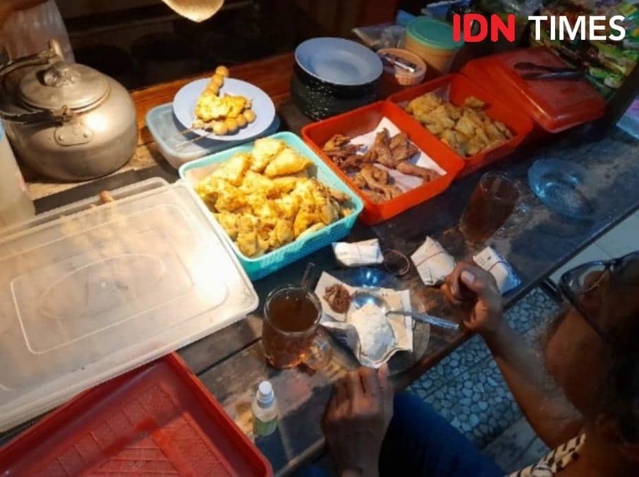 Penjual angkringan di daerah Ambarukmo, Sleman.(IDNTimes/Febriana Sinta)