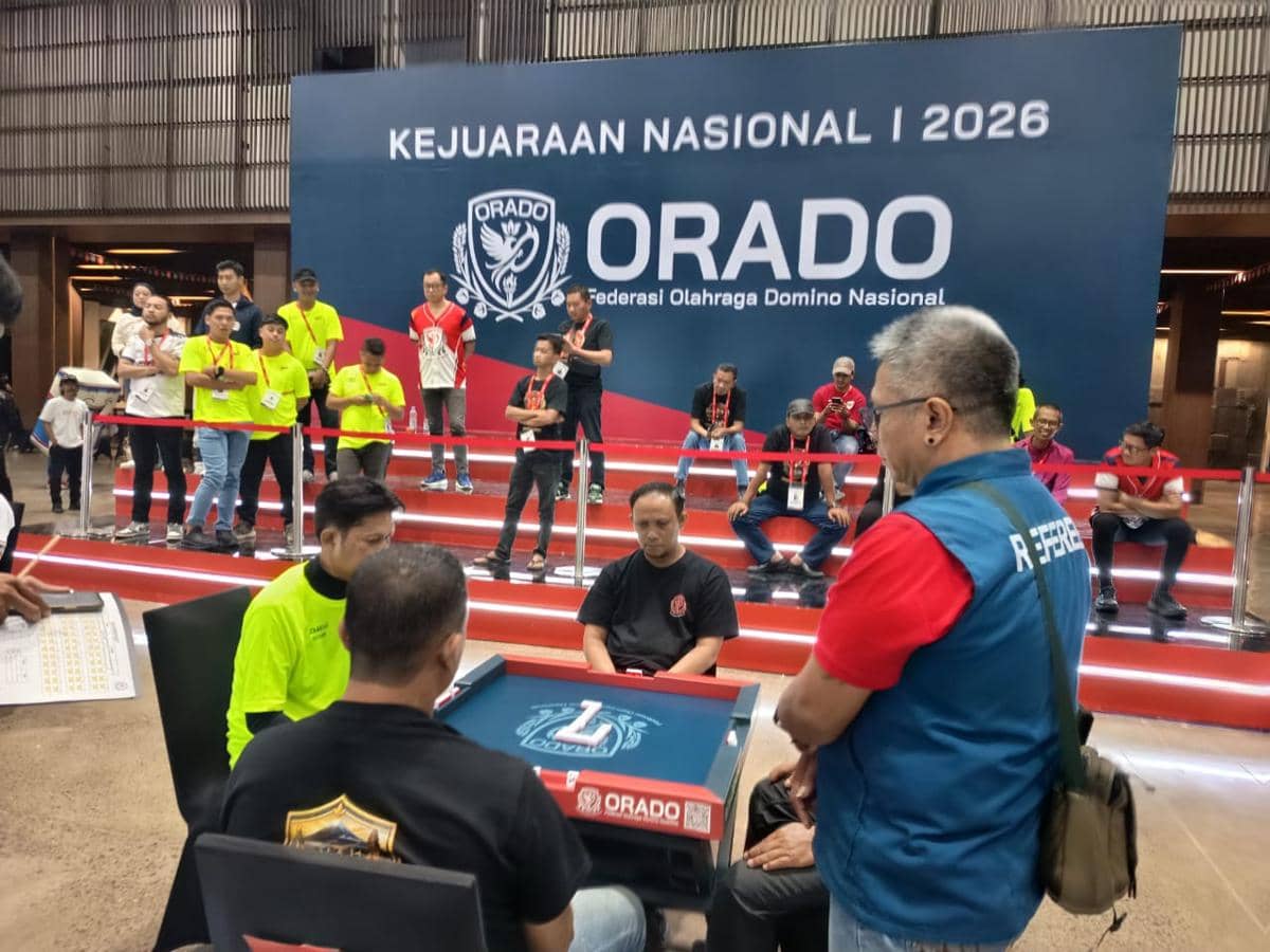 Para peserta dan wasit mengikuti pertandingan Kejuaraan Nasional ORADO 2026 di Bogor dengan penonton menyaksikan di belakang.
