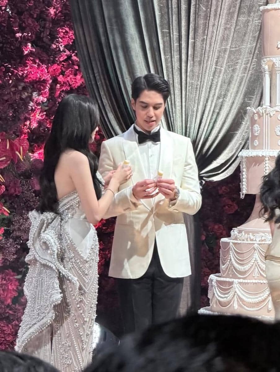 Dekorasi pernikahan El Rumi dan Syifa Hadju