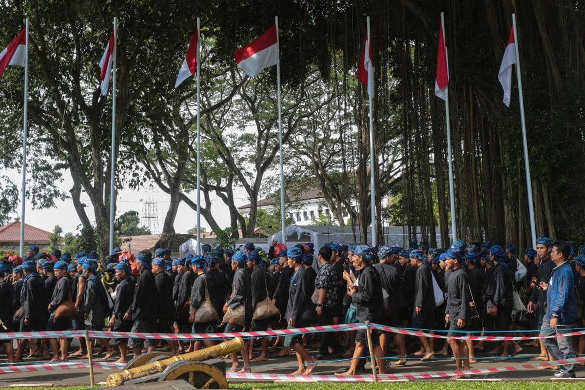 Warga Suku Baduy berjalan saat tradisi Seba Baduy di halaman Gedung Negara Provinsi Banten, Kota Serang, Banten, Sabtu (25/4/2026) 