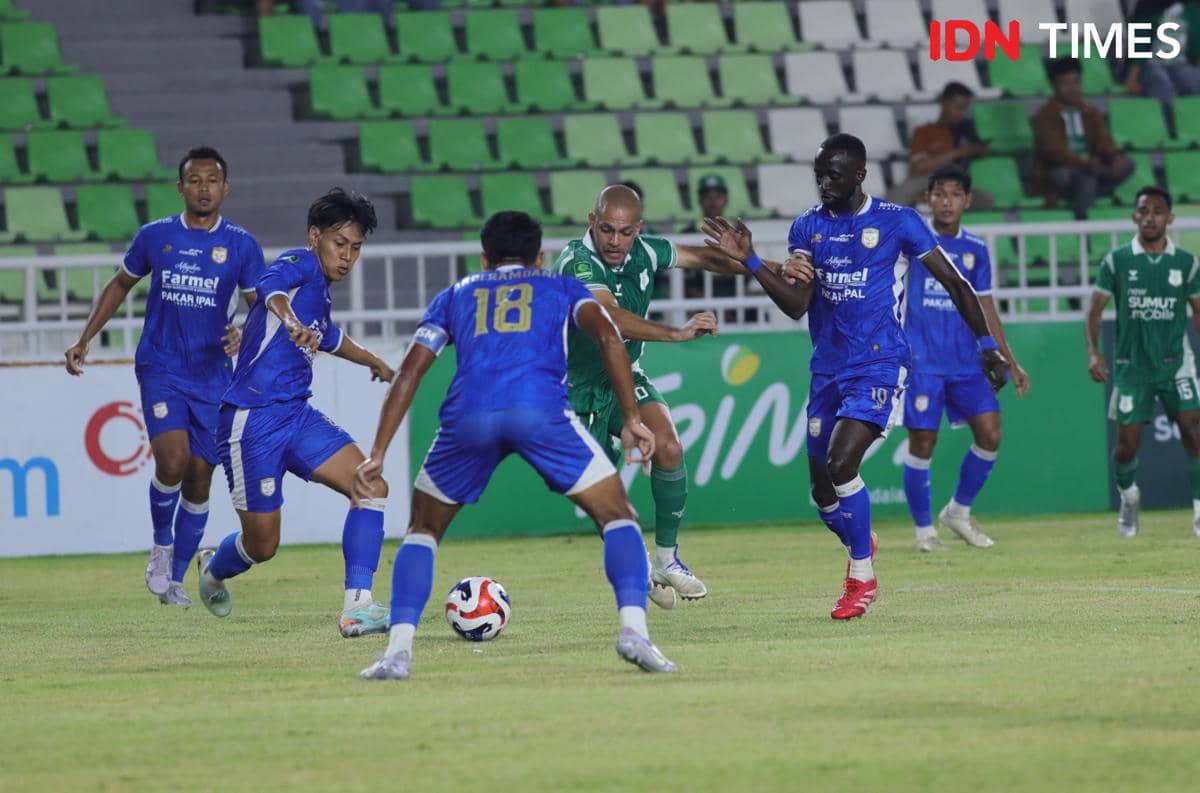 Pemain PSMS Medan dan Adhyaksa FC berebut bola di lapangan Stadion Utama Sumut dalam laga Championship 2026.