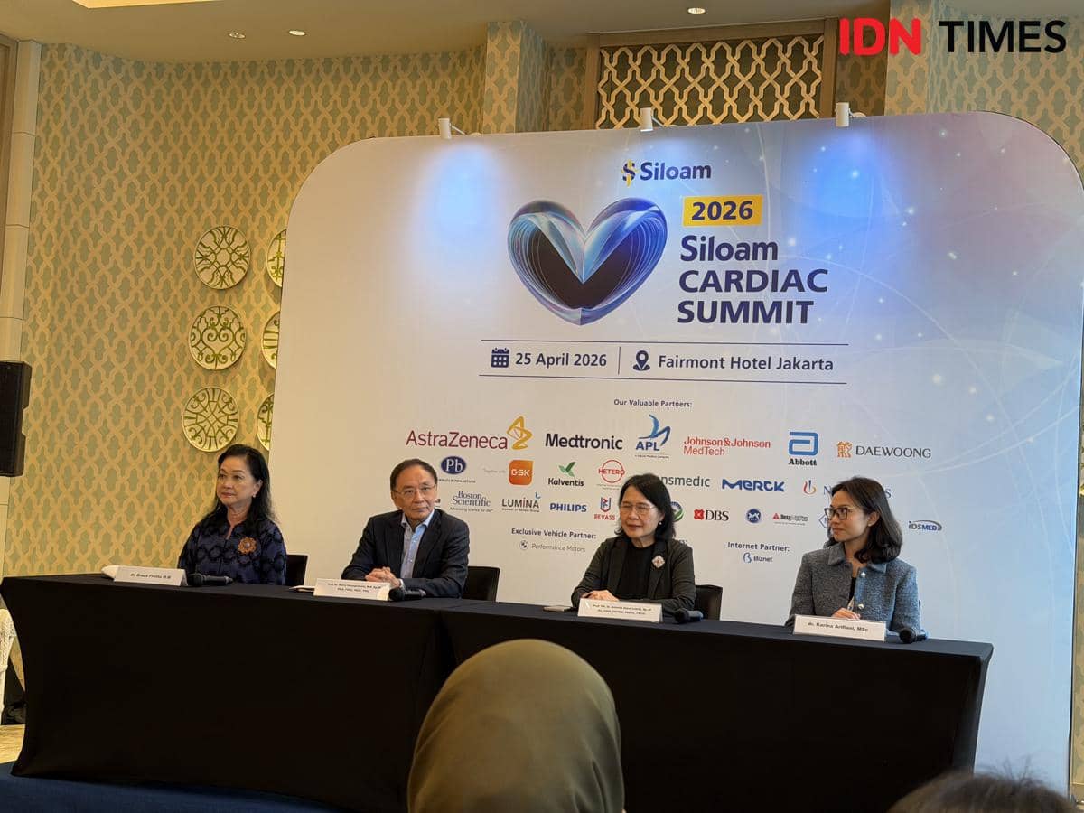 Empat pembicara duduk di meja konferensi pers Siloam Cardiac Summit 2026.
