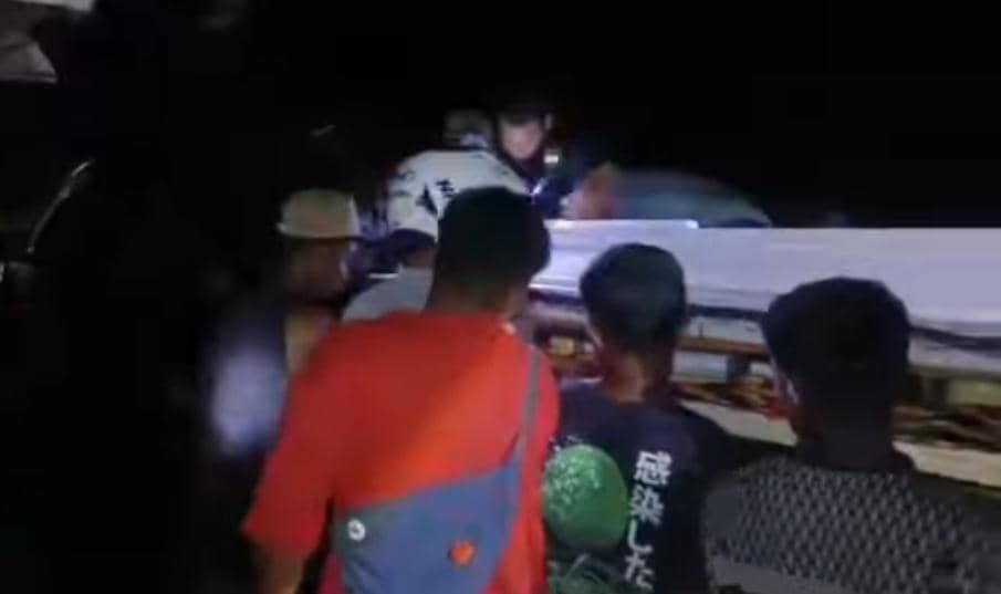 Ambulans Bawa Jenazah Mogok di Tengah Banjir Malaka NTT