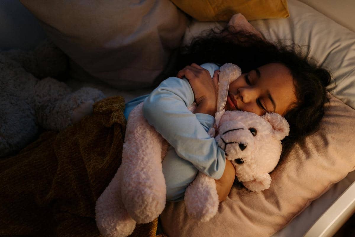 ilustrasi tidur memeluk boneka