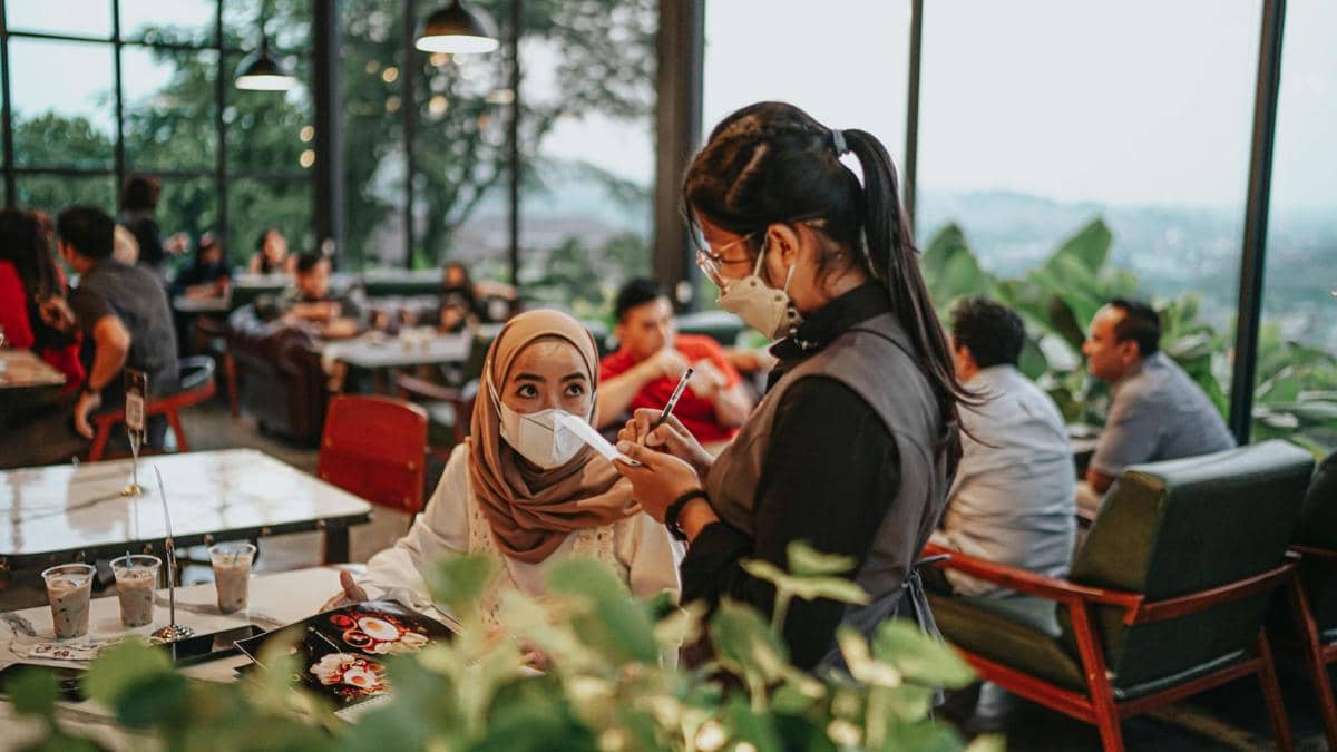 ilustrasi restoran ramai pengunjung