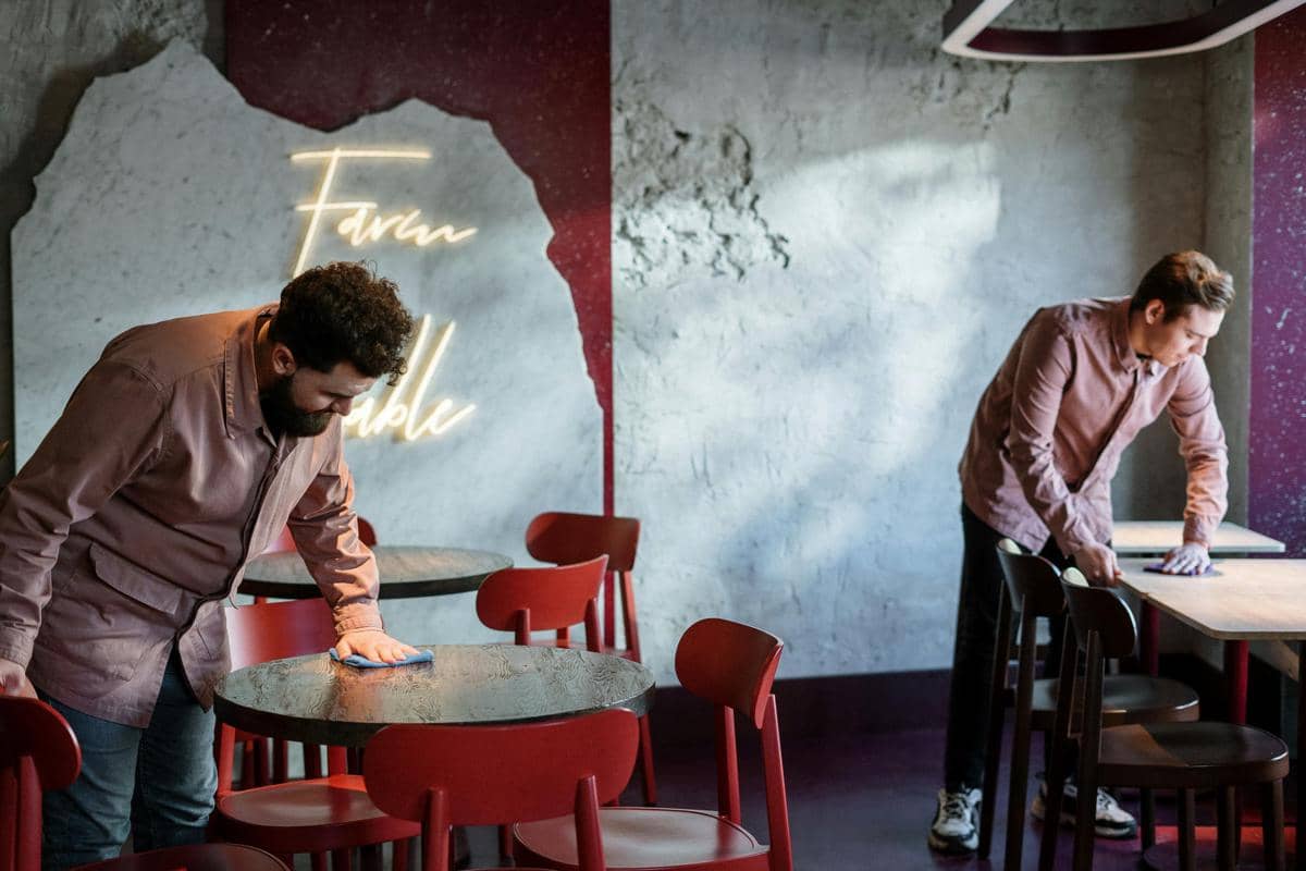 ilustrasi karyawan sebuah restoran