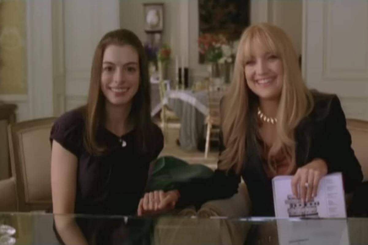 Anne Hathaway (kiri) dalam Bride Wars