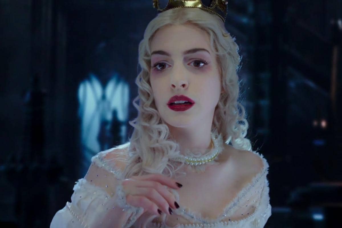 Anne Hathaway dalam Alice Through the Looking Glass