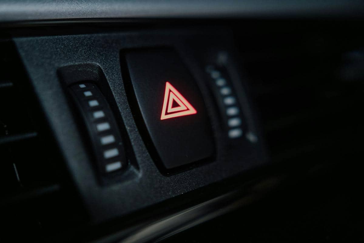 4 Kesalahan Menggunakan Lampu Hazard Mobil, Berbahaya!