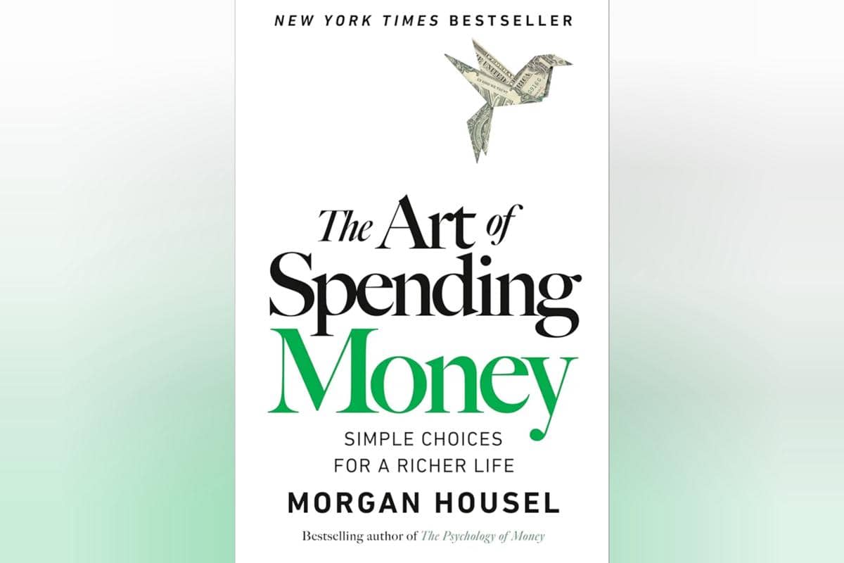 Sampul buku The Art of Spending Money dengan tulisan hitam dan hijau serta ilustrasi burung origami dari uang kertas di bagian atas.