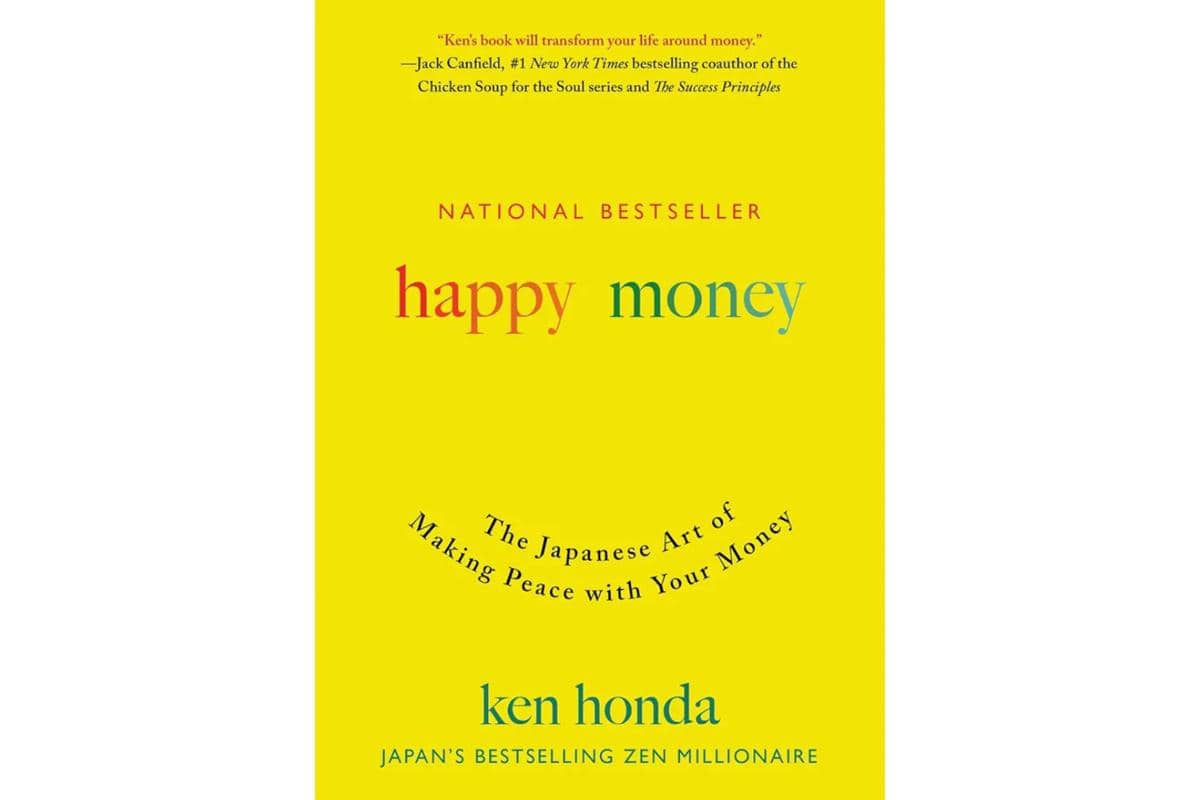 Sampul buku Happy Money berwarna kuning dengan judul berwarna merah dan biru serta nama penulis Ken Honda di bagian bawah.