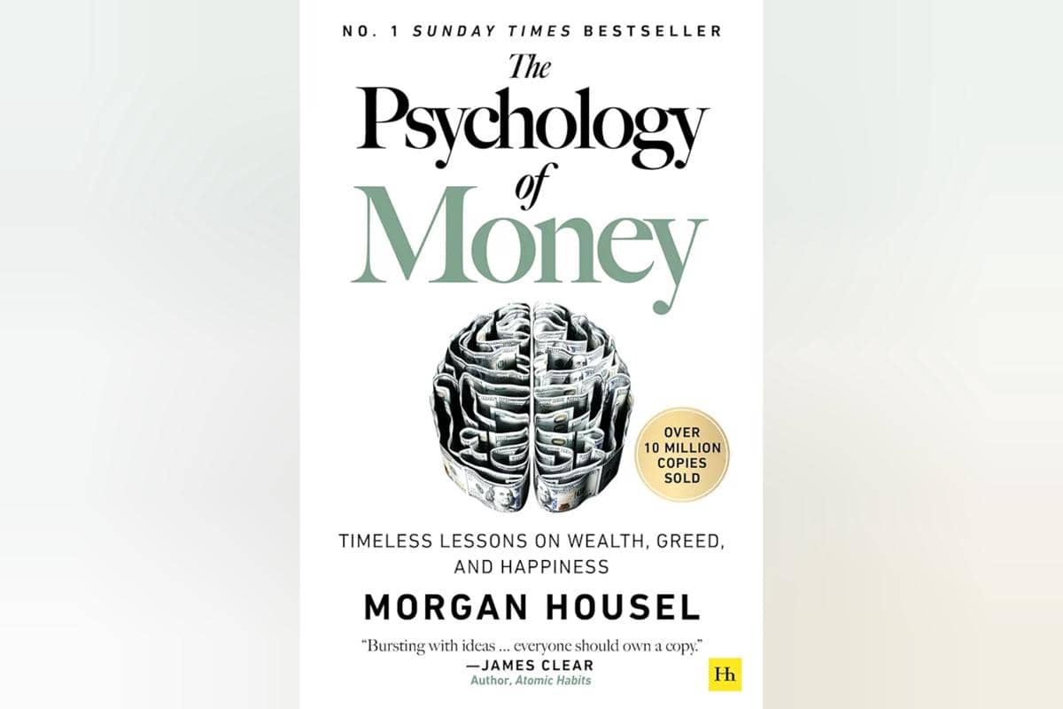 Sampul buku The Psychology of Money karya Morgan Housel dengan ilustrasi otak yang terbuat dari lembaran uang dolar dan tulisan judul berwarna hijau.