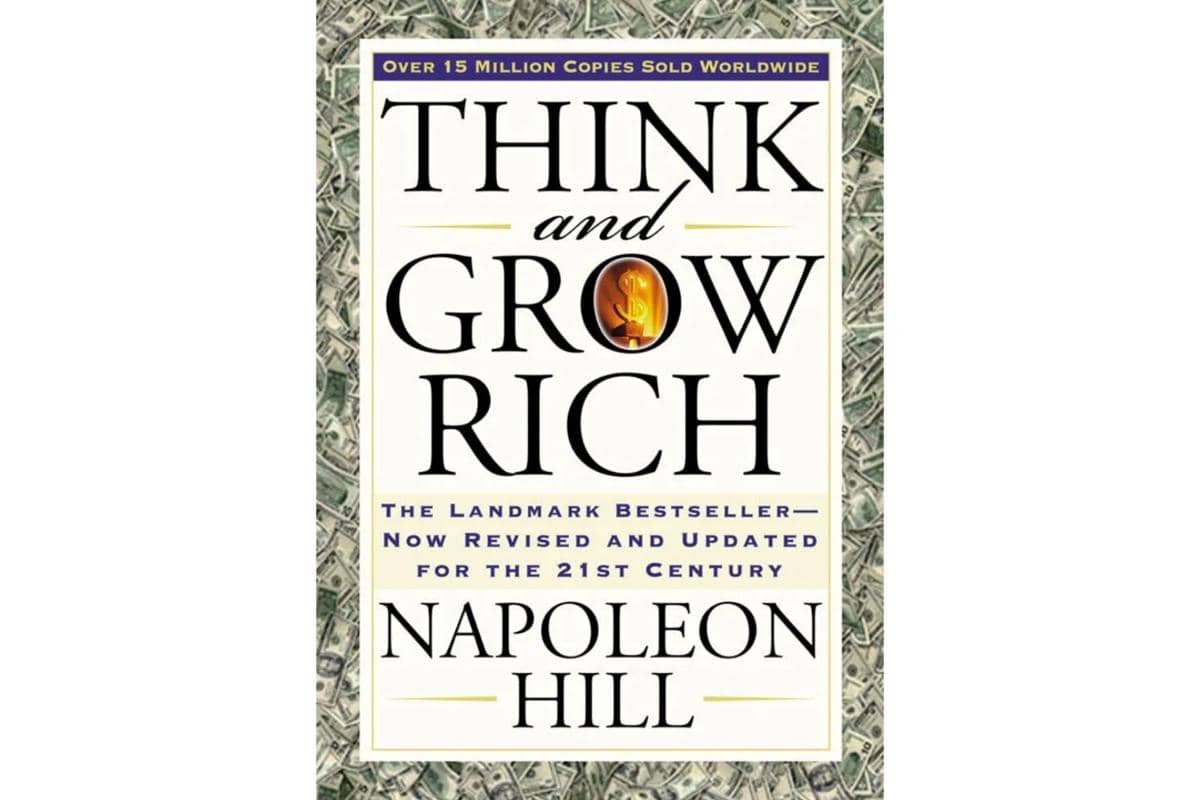 Sampul buku Think and Grow Rich karya Napoleon Hill dengan latar uang kertas dan tulisan besar berwarna hitam di bagian tengah.