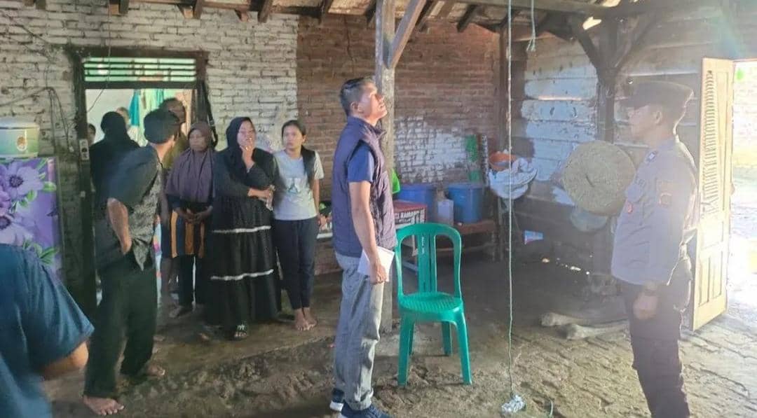 Polisi melakukan olah TKP IRT bunuh diri di Musi Rawas. (Dok. Polsek Purwodadi) 