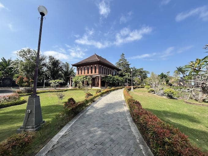 jalan setapak di dalam kebun raya (googleusercontent.com/UPTD Kebun Raya Jagatnatha)