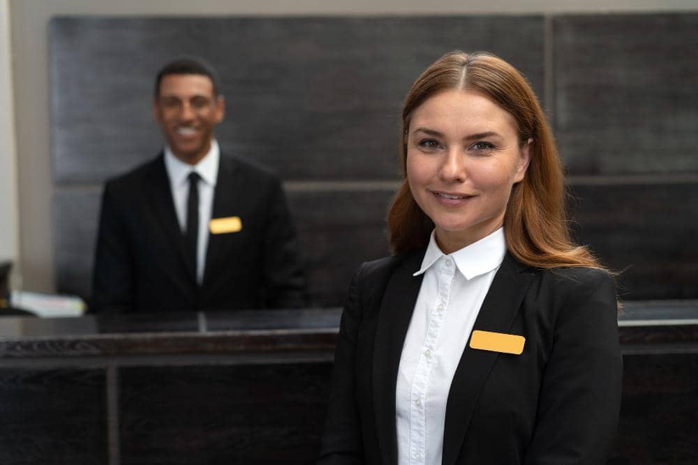 ilustrasi front office staff hotel