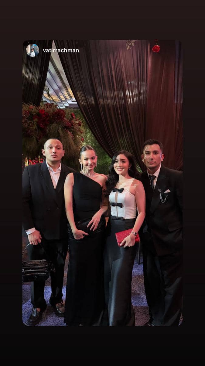 gaya artis di resepsi pernikahan El Rumi dan Syifa Hadju