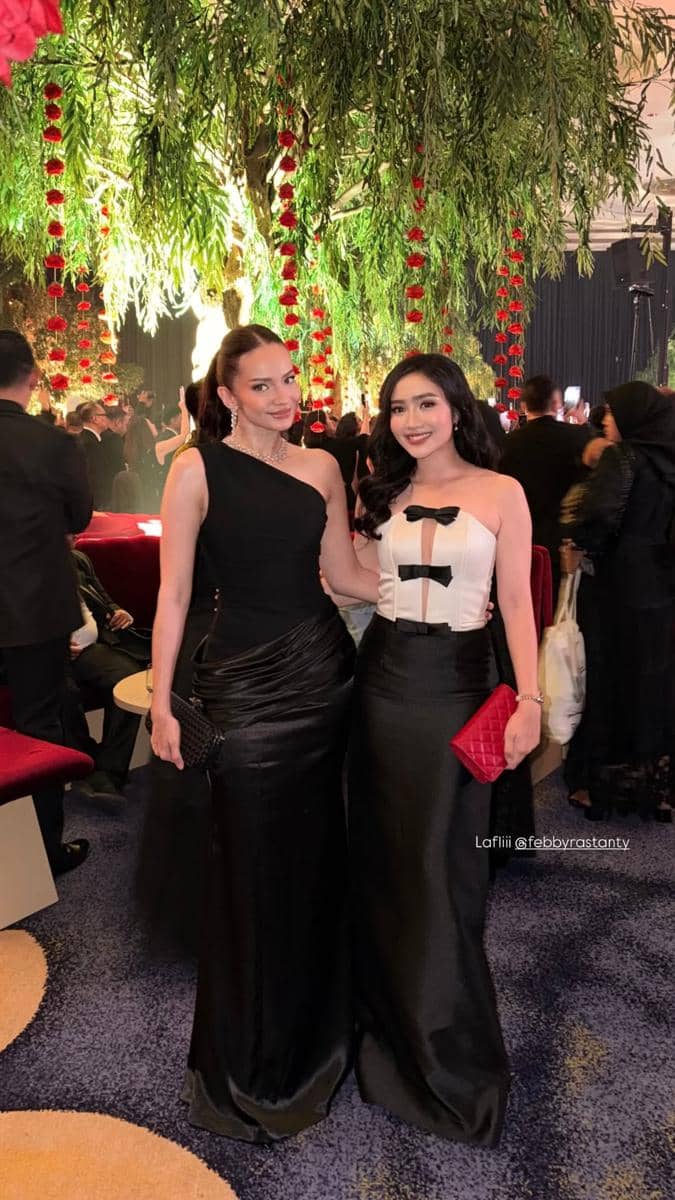 gaya artis di resepsi pernikahan El Rumi dan Syifa Hadju