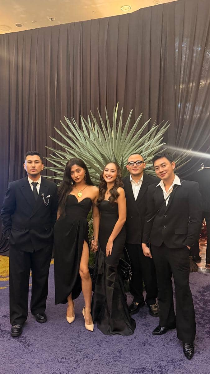 gaya artis di resepsi pernikahan El Rumi dan Syifa Hadju 