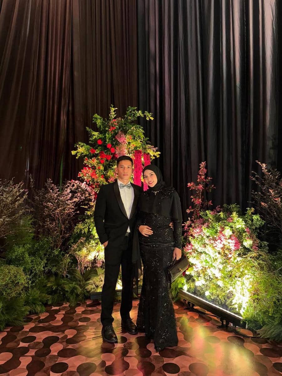 gaya artis di resepsi pernikahan El Rumi dan Syifa Hadju
