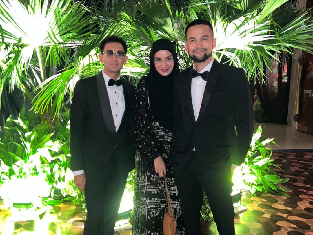 gaya artis di resepsi pernikahan El Rumi dan Syifa Hadju