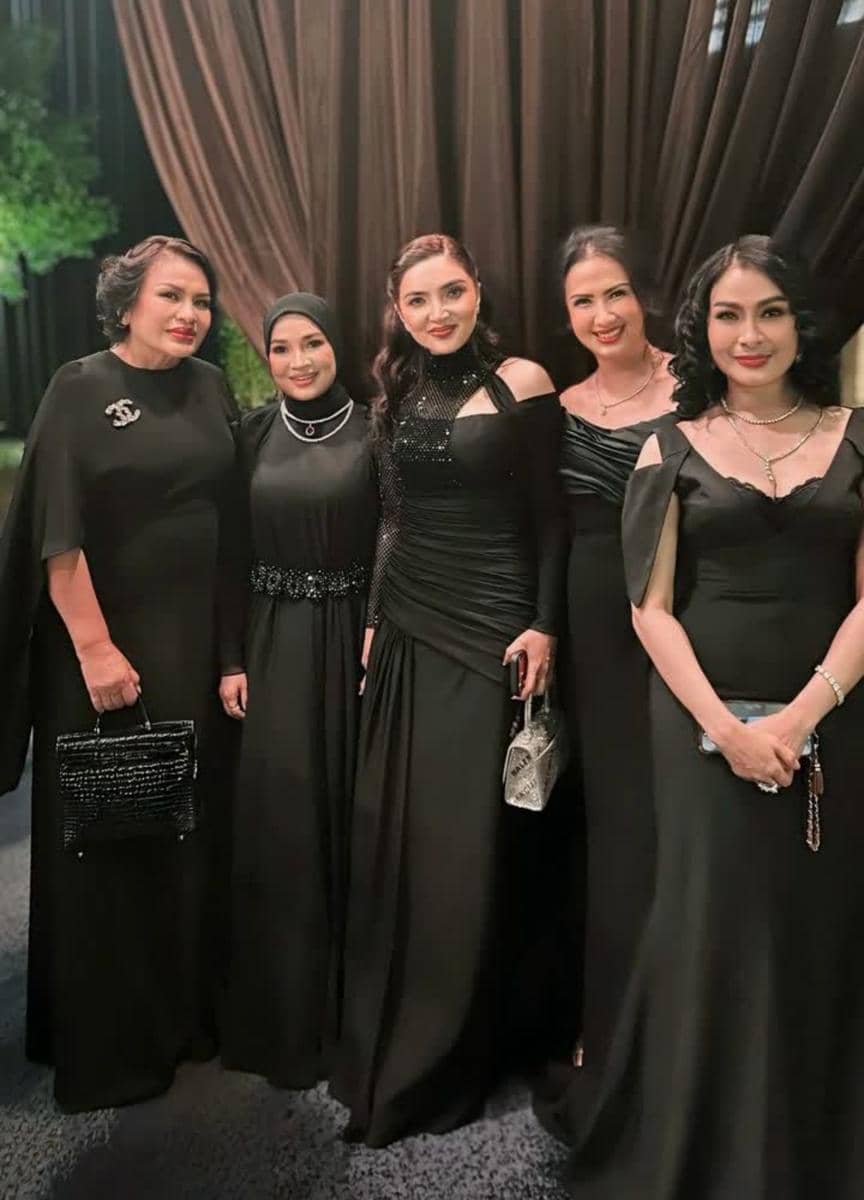 gaya artis di resepsi pernikahan El Rumi dan Syifa Hadju