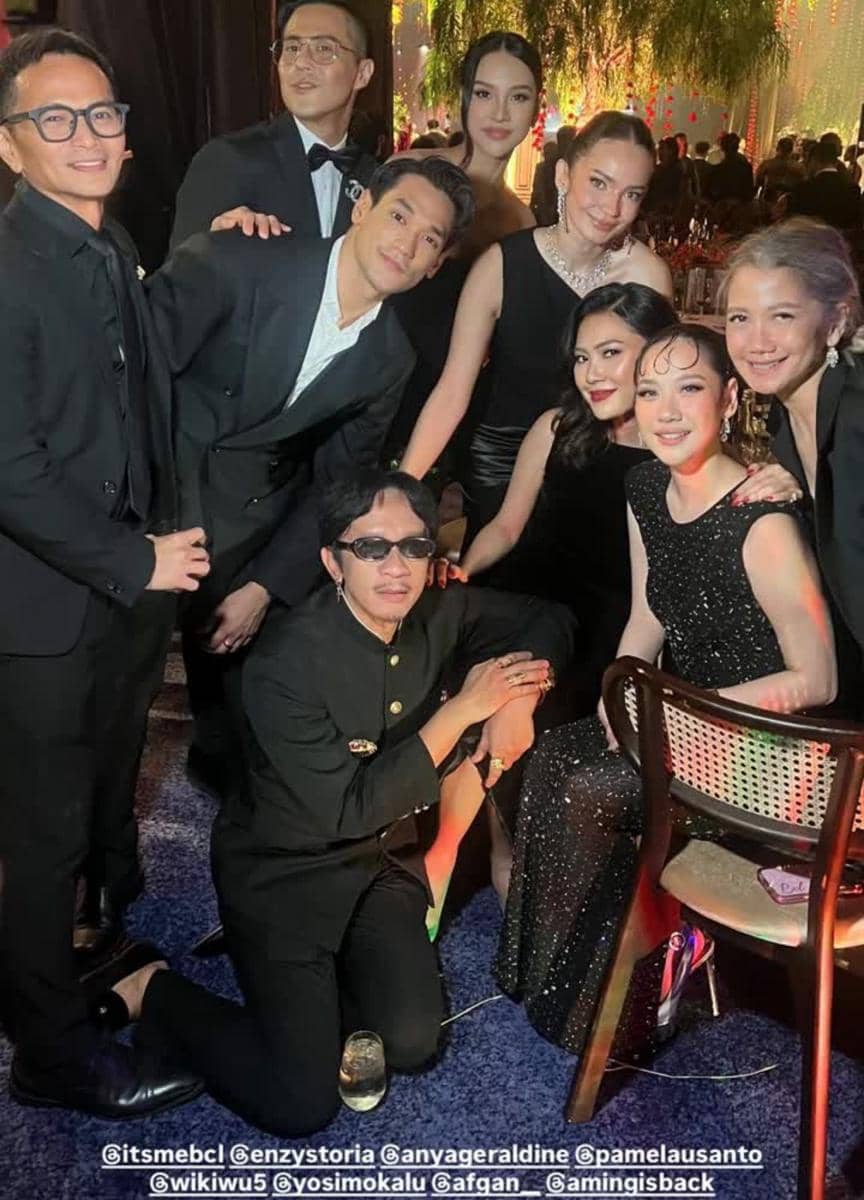 gaya artis di resepsi pernikahan El Rumi dan Syifa Hadju 