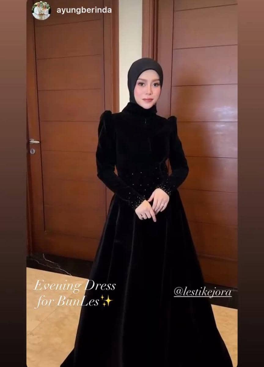 gaya artis di resepsi pernikahan El Rumi dan Syifa Hadju