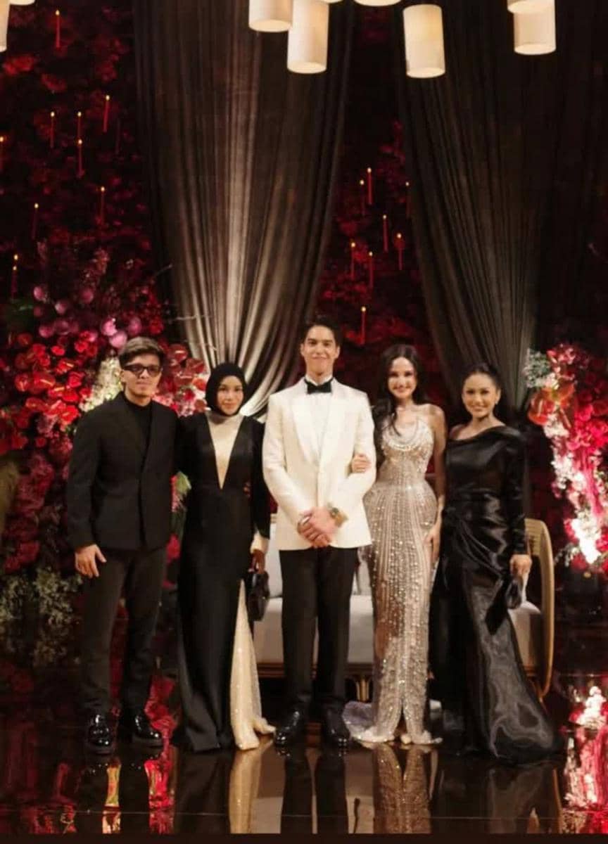 gaya artis di resepsi pernikahan El Rumi dan Syifa Hadju