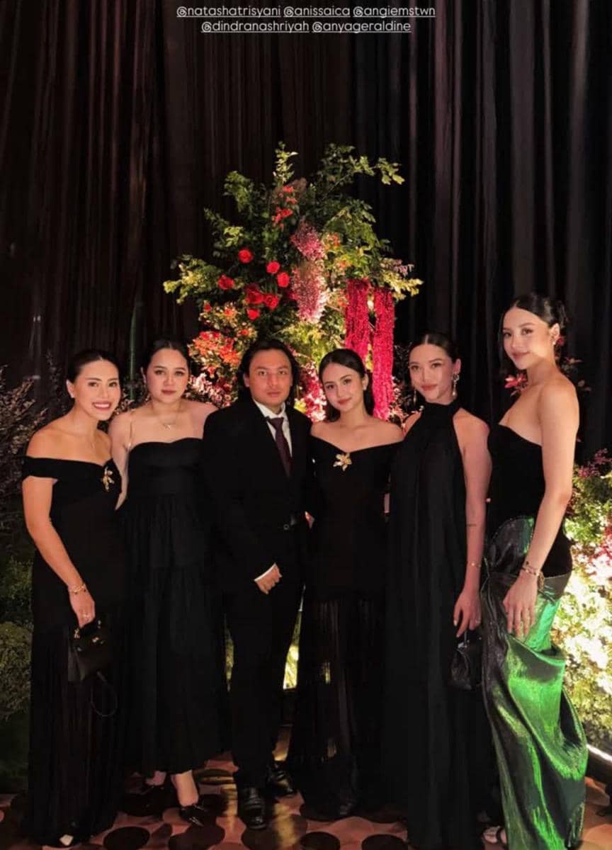 gaya artis di resepsi pernikahan El Rumi dan Syifa Hadju 