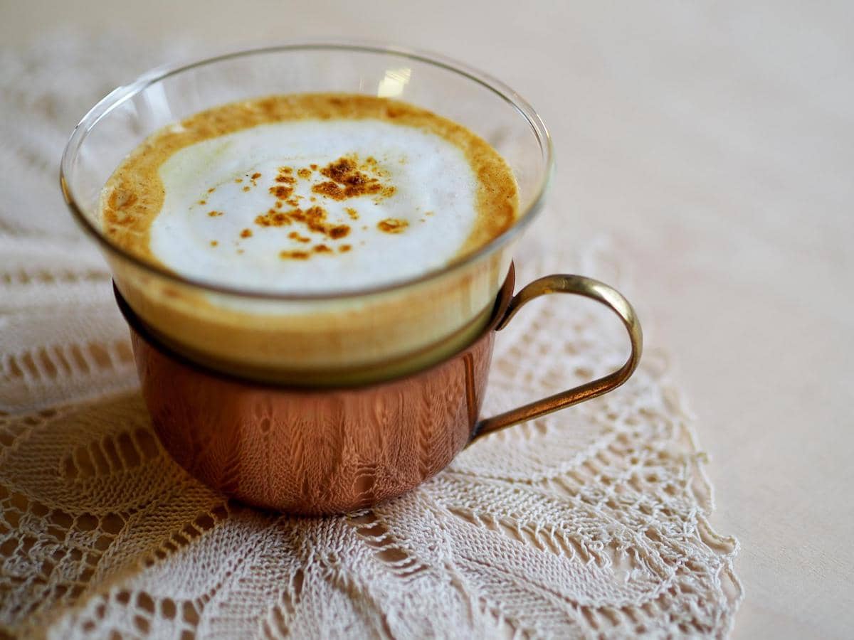 ilustrasi oat milk latte