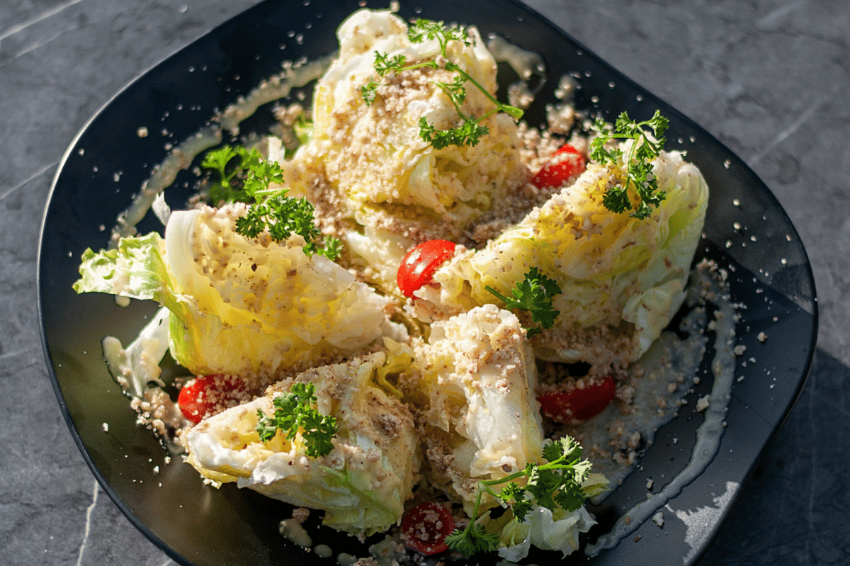 ilustrasi blue cheese wedge salad