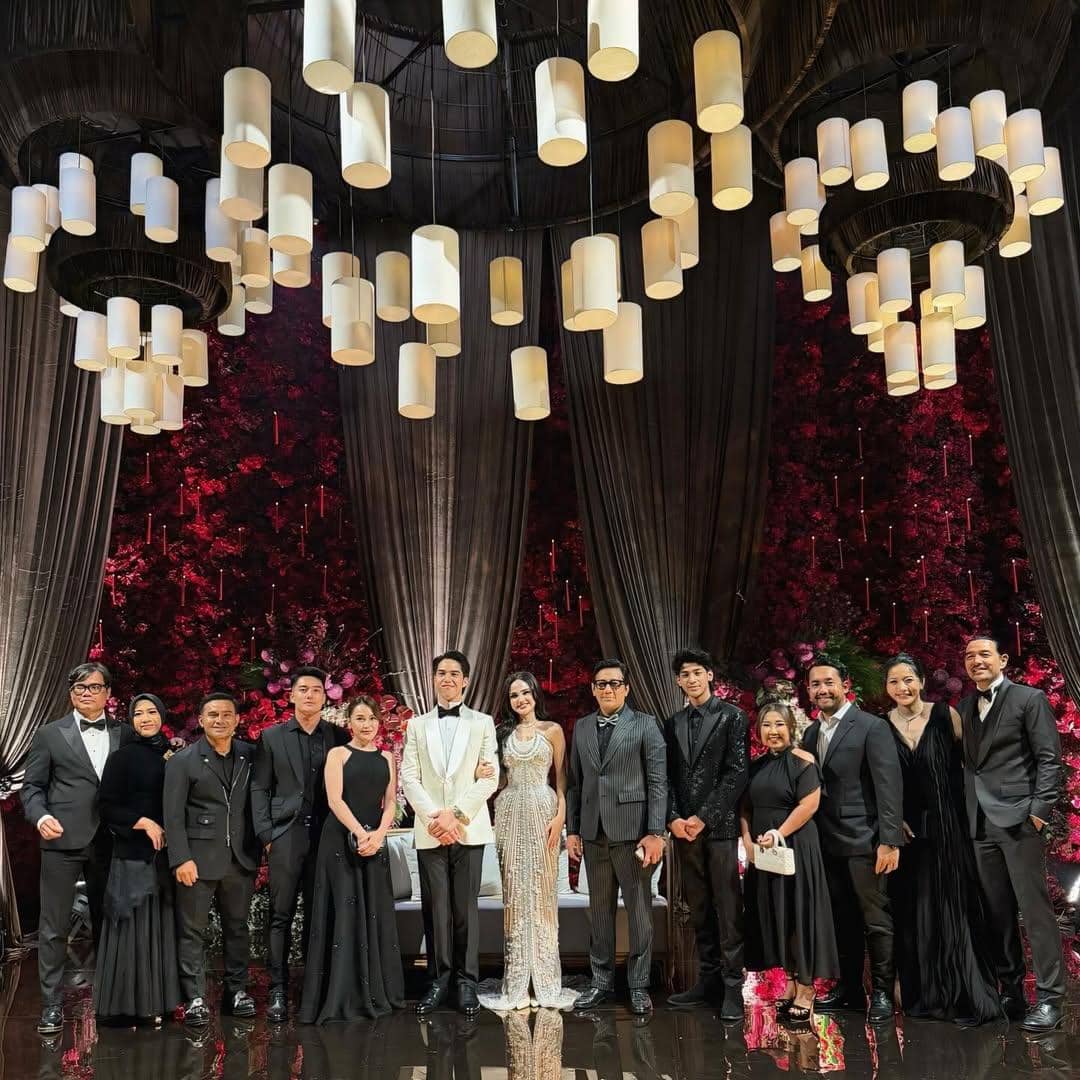 gaya artis di resepsi pernikahan El Rumi dan Syifa Hadju 