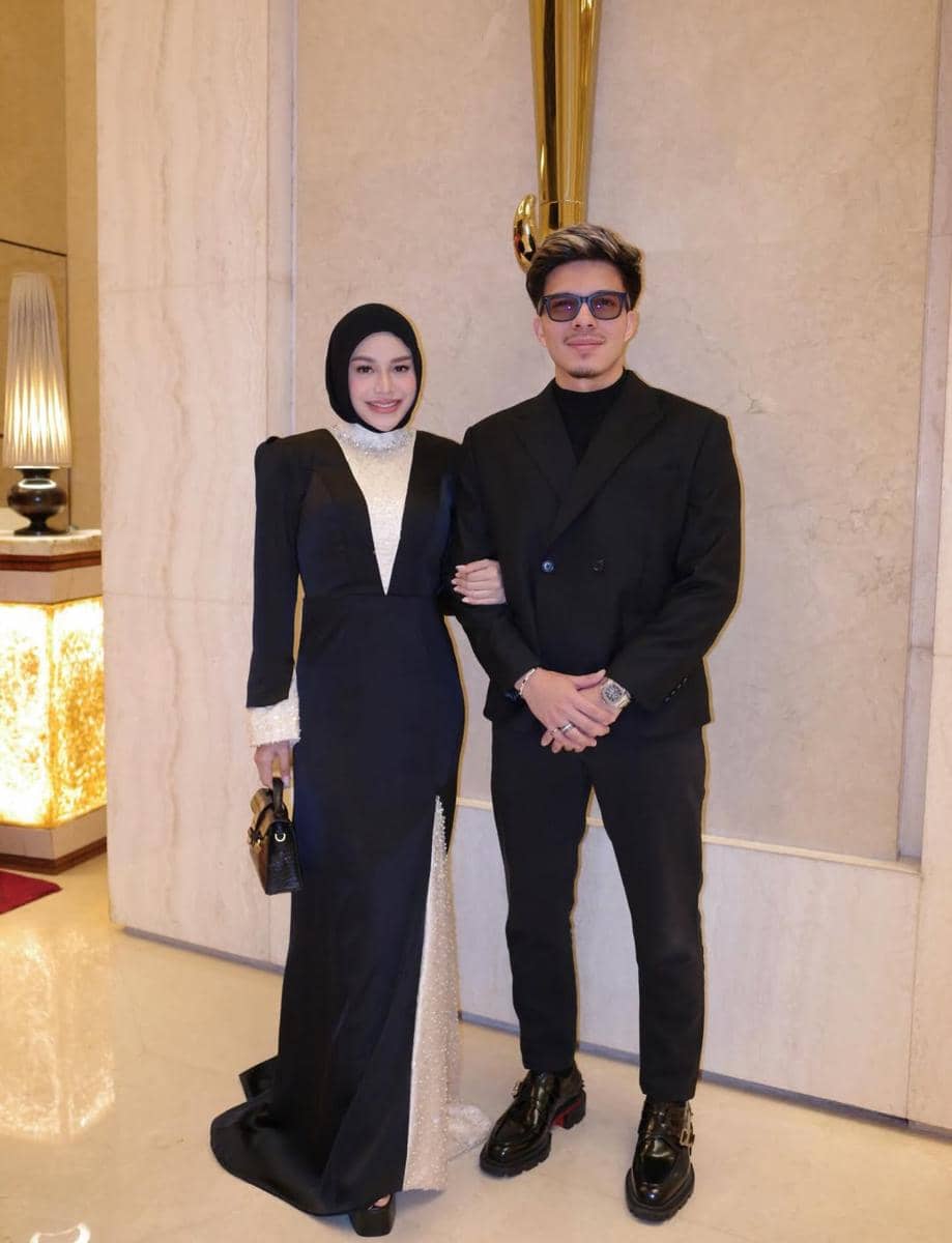 gaya artis di resepsi pernikahan El Rumi dan Syifa Hadju 