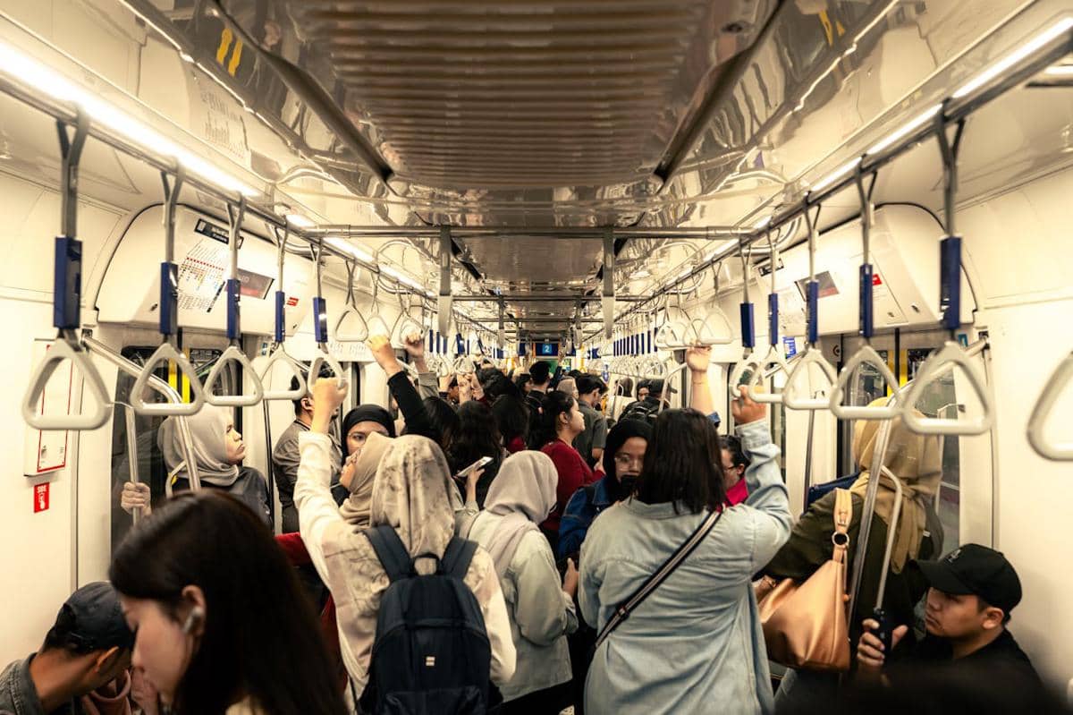 ilustrasi transportasi umum di Jakarta, Indonesia