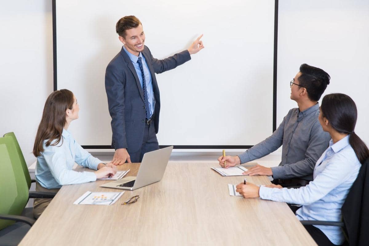 5 Zodiak Cowok yang Suka Terlibat dalam Politik Kantor, Kamu Termasuk?