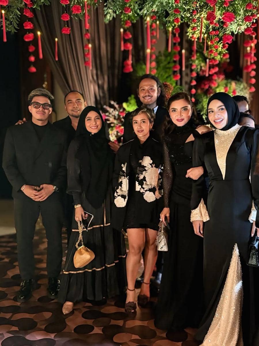 gaya artis di resepsi pernikahan El Rumi dan Syifa Hadju